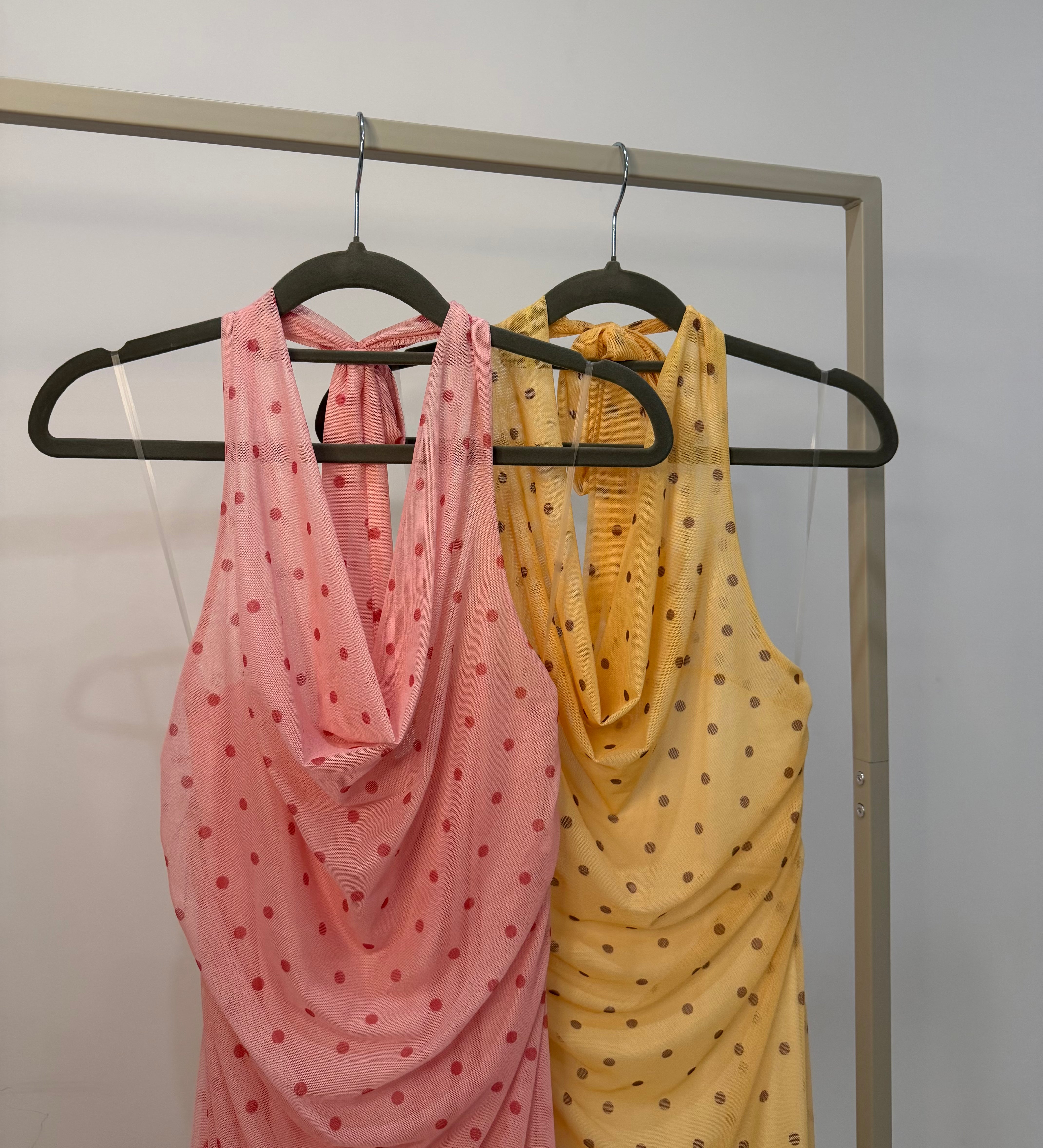 Vestido com padrão de bolinhas